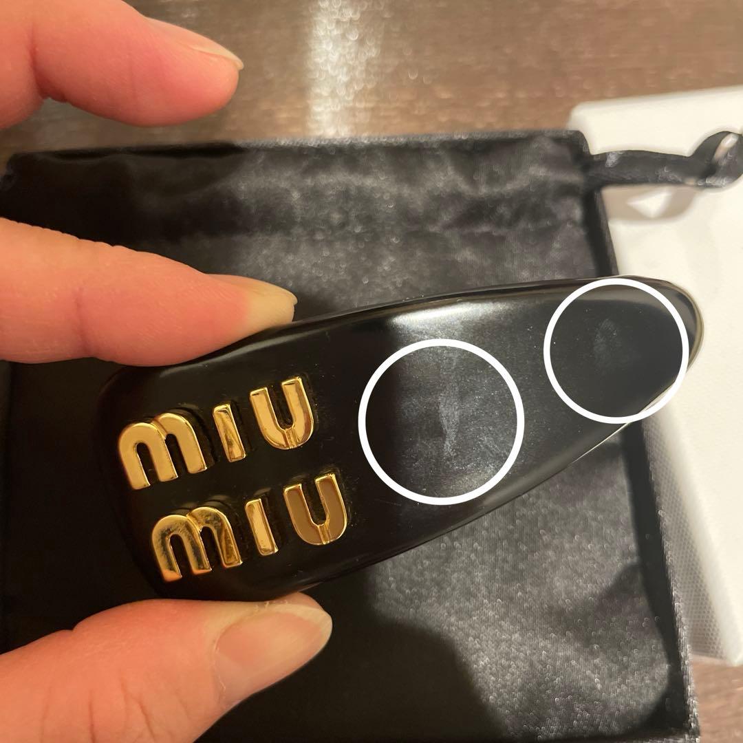 miumiu パテントレザー ヘアクリップ　ブラック