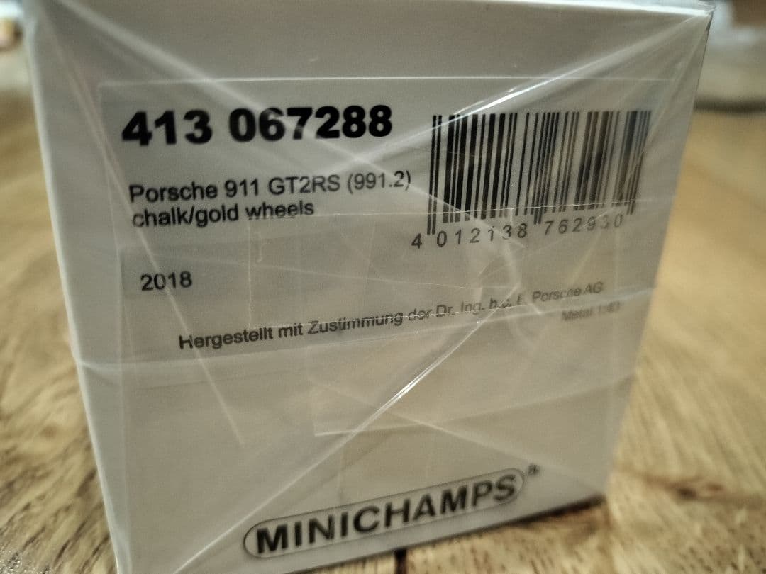 ミニチャンプス ポルシェ911GT2RS 世界限定500台