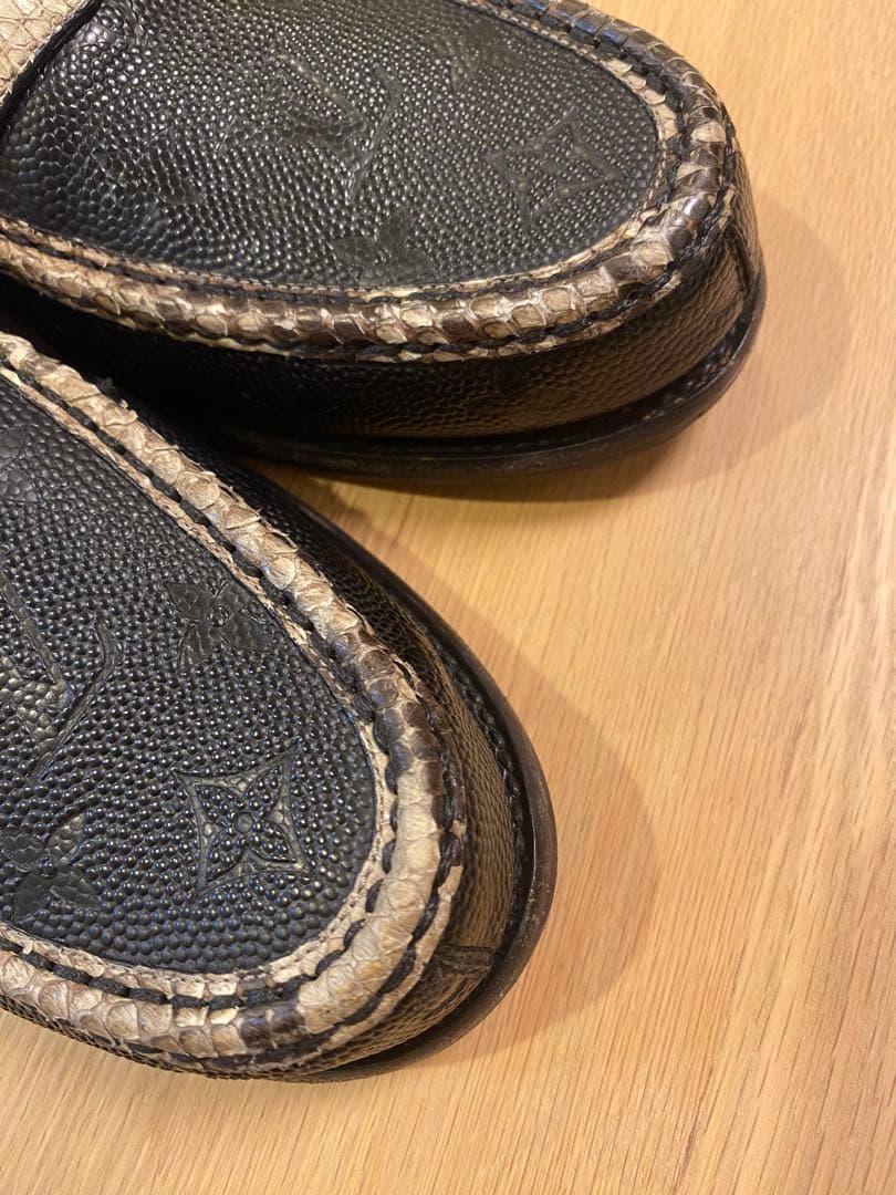 Louis Vuitton ブラック・ヘビ柄 ローファー