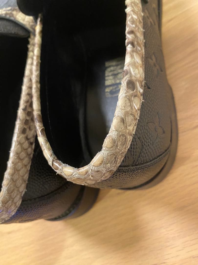 Louis Vuitton ブラック・ヘビ柄 ローファー