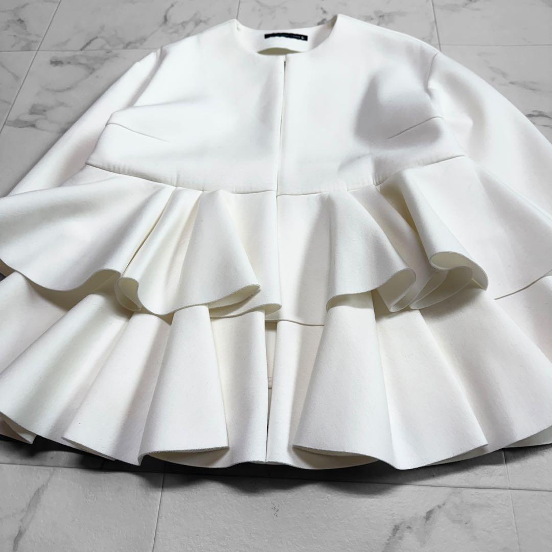 ツルバイマリコオイカワ ティアード ノーカラージャケット ホワイト ペプラム