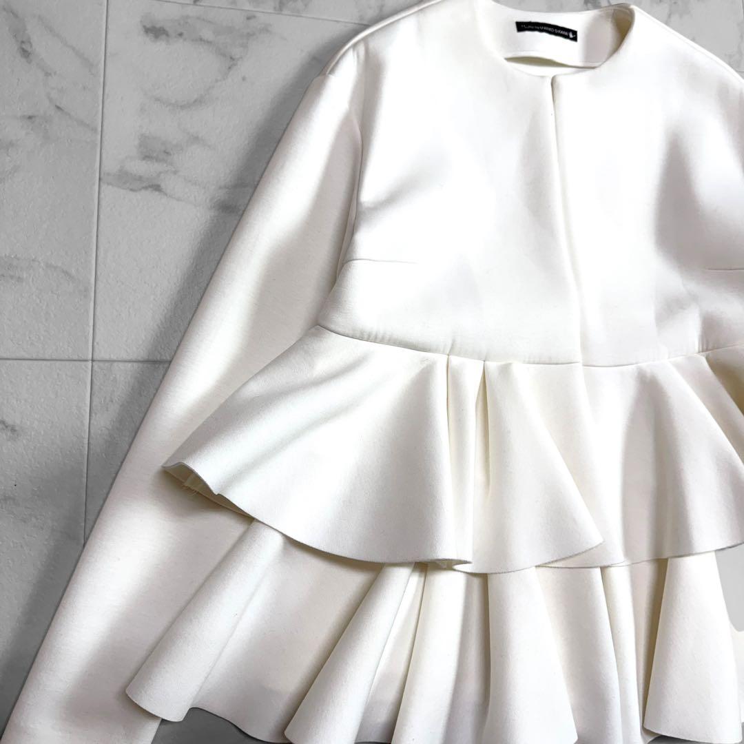 ツルバイマリコオイカワ ティアード ノーカラージャケット ホワイト ペプラム