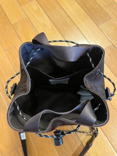 アッソブ ウォータープルーフ スエード ドローストリングバッグ ASSOV