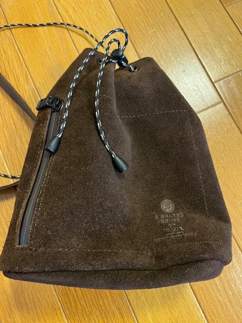 アッソブ ウォータープルーフ スエード ドローストリングバッグ ASSOV