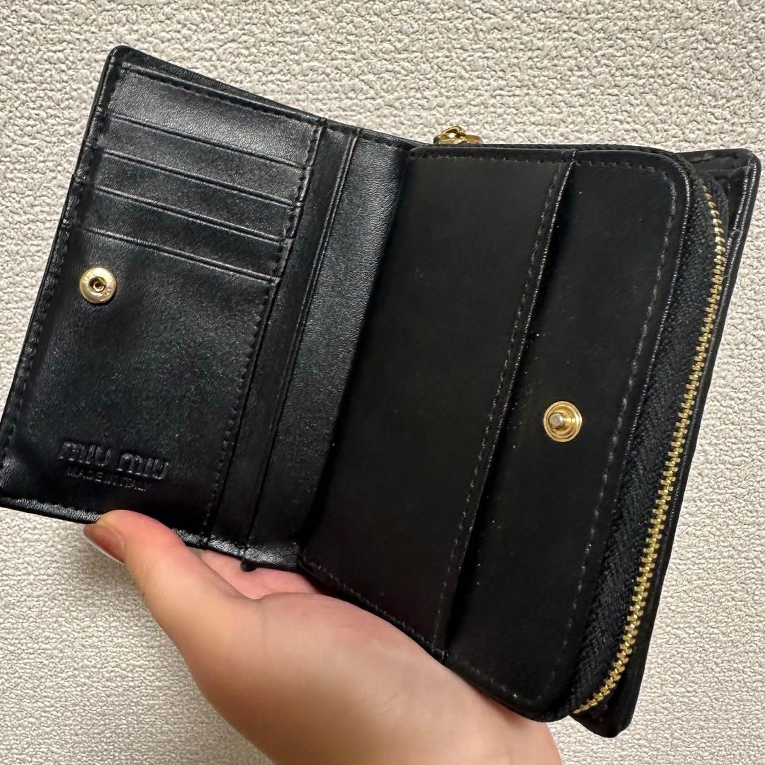 ブラック プリーツデザイン 二つ折り財布