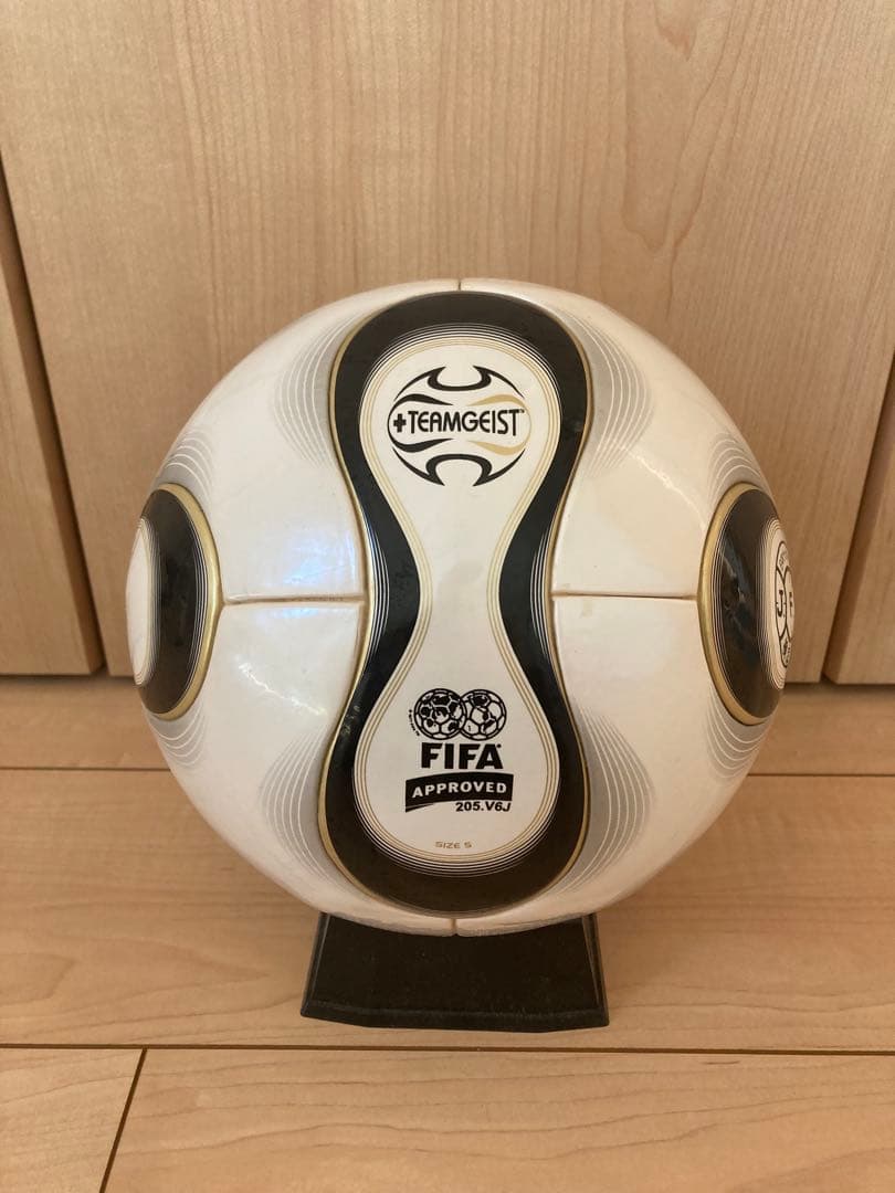 ラスト一つ　チームガイスト サッカーボール ５号球 公式球　TEAM GEIST
