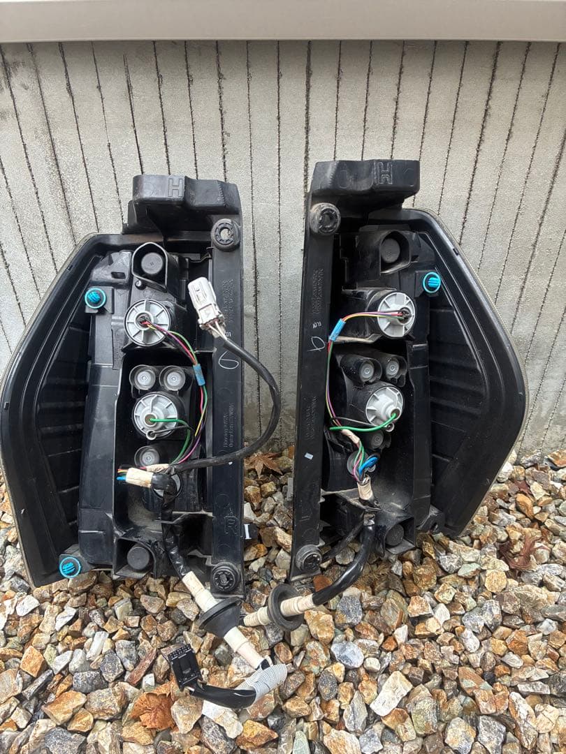 シフォン（ダイハツ　タントOEM） 純正テールレンズ　左右セット　後期カスタム