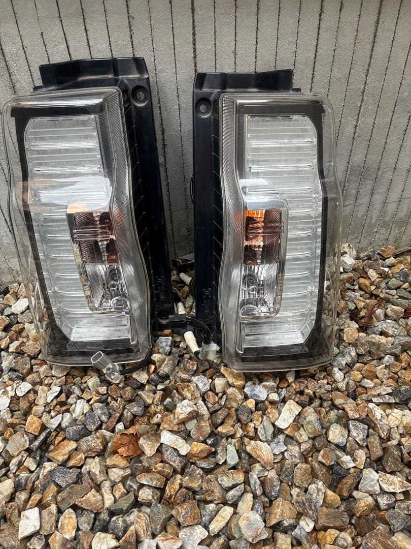 シフォン（ダイハツ　タントOEM） 純正テールレンズ　左右セット　後期カスタム