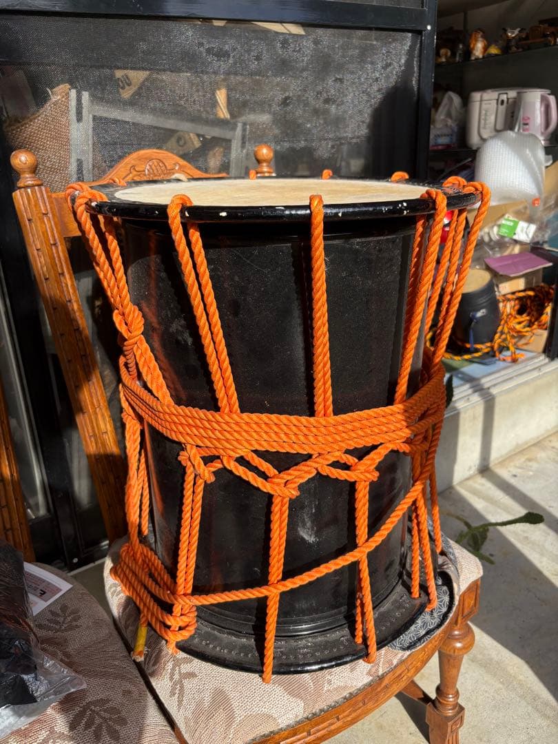 黒い和太鼓 高さ約50cm オレンジロープ付き