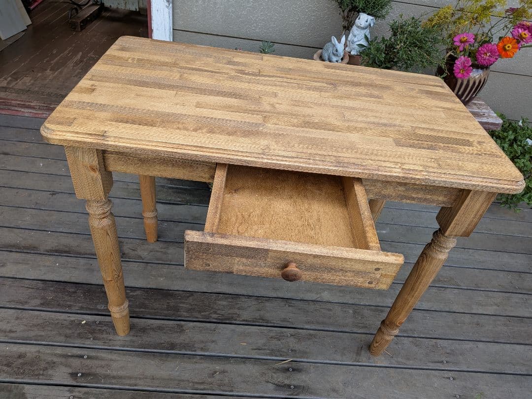 ろくろ脚の引き出し付きテーブル