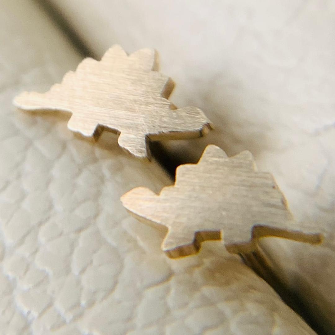 希少 ブルーム k10 ピアス 恐竜 怪獣 gold ステゴザウルス ゴールド