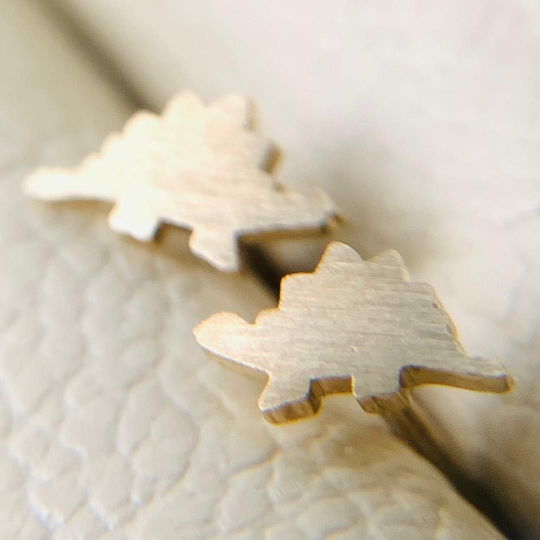 希少 ブルーム k10 ピアス 恐竜 怪獣 gold ステゴザウルス ゴールド