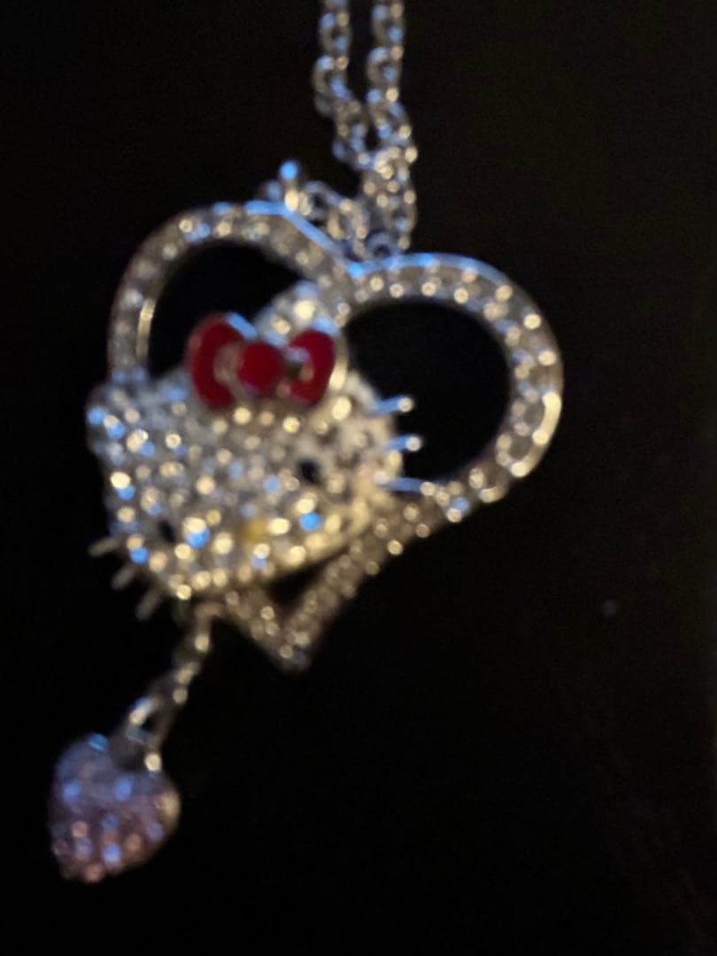 キティSwarovski ハート型クリスタルネックレス