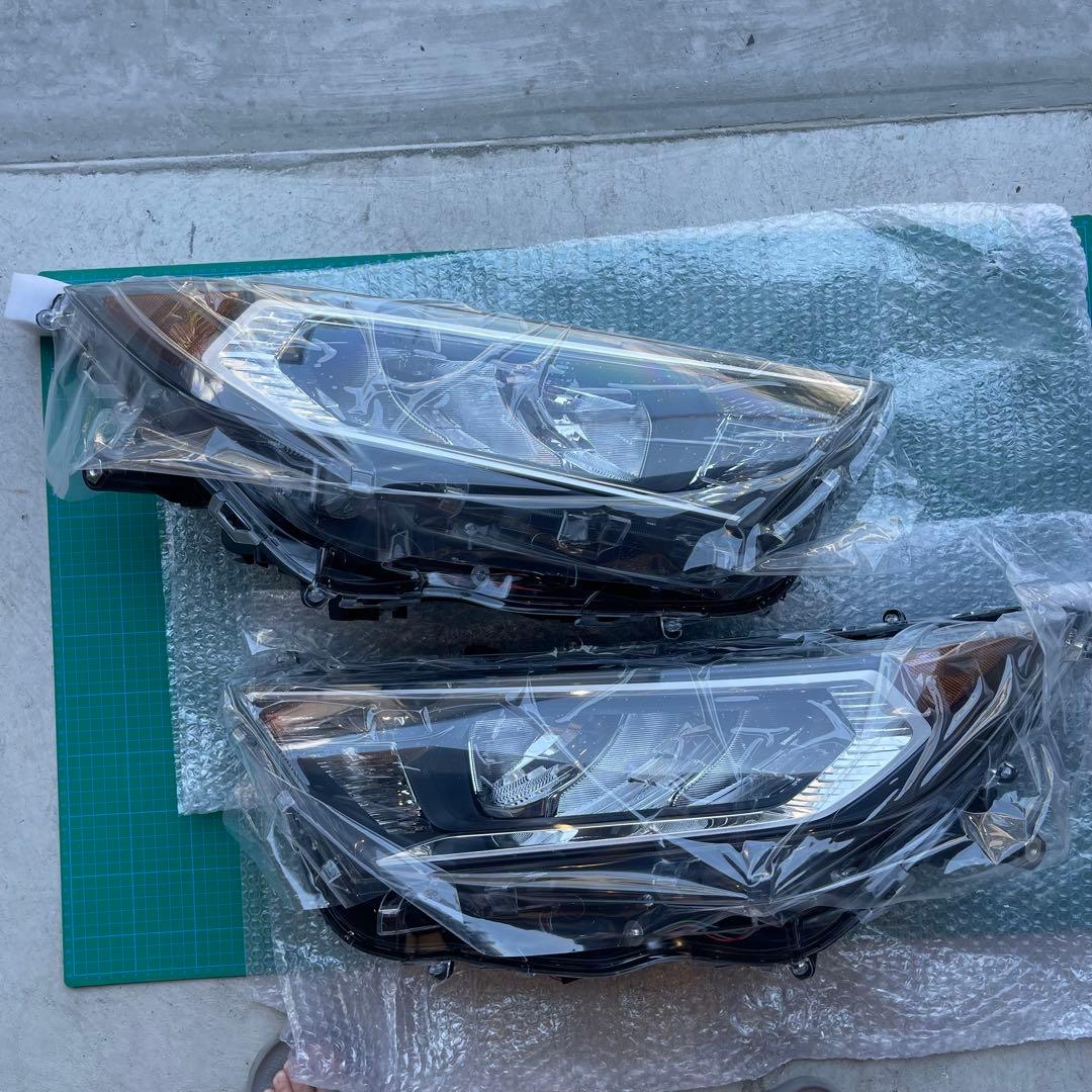 未使用　RAV4 50系US ヘッドライト左右