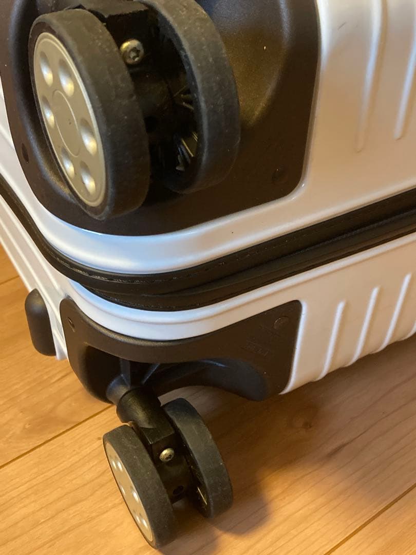 美品　リモワ　82L ハワイ限定ホワイト　RIMOWA　サルサデラックス　4輪