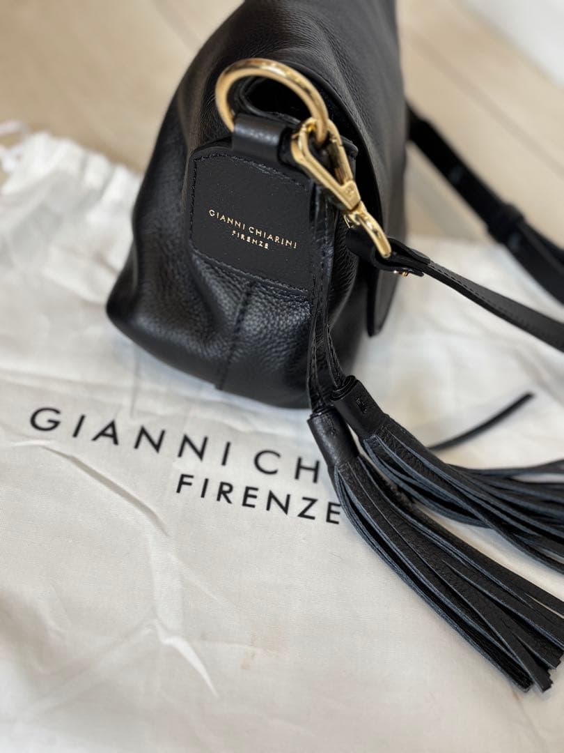 GIANNI CHIARINI 新品同様 ブラックレザーのショルダーバッグ