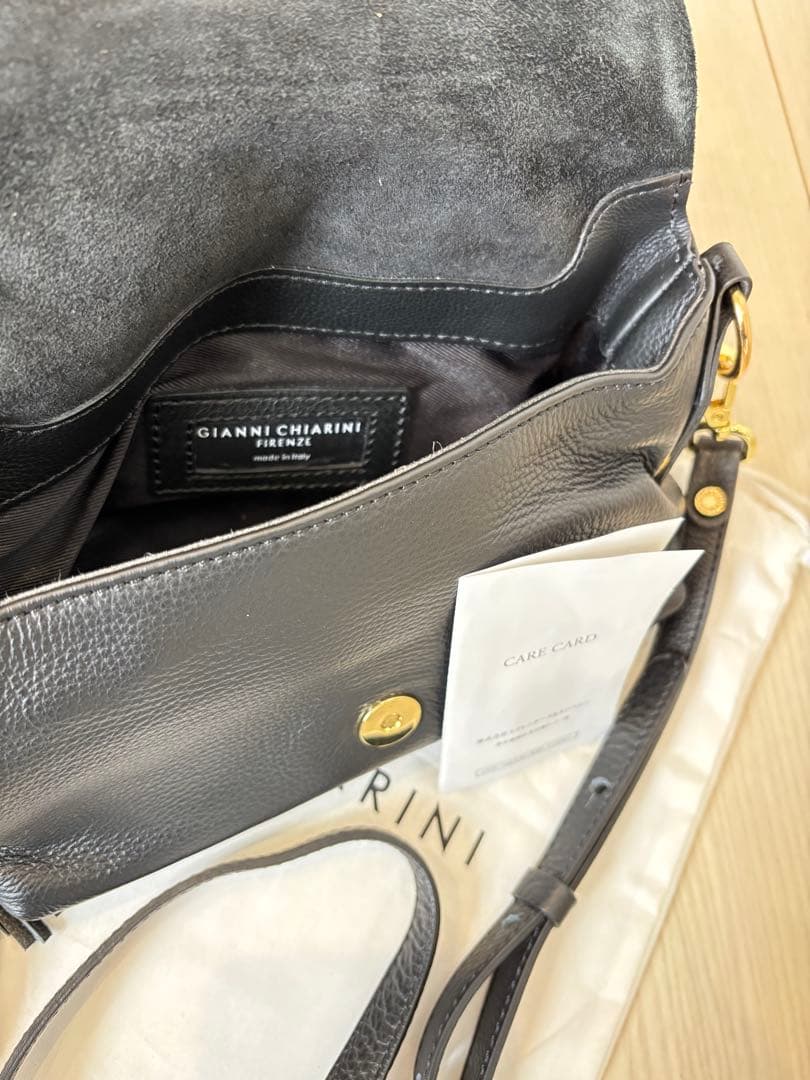 GIANNI CHIARINI 新品同様 ブラックレザーのショルダーバッグ