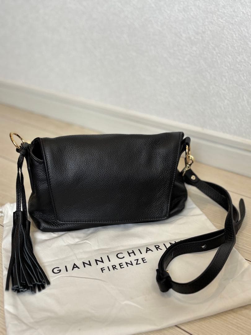 GIANNI CHIARINI 新品同様 ブラックレザーのショルダーバッグ