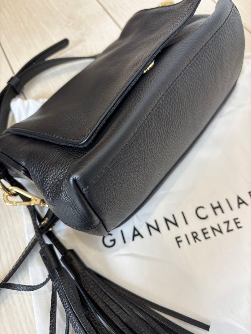 GIANNI CHIARINI 新品同様 ブラックレザーのショルダーバッグ