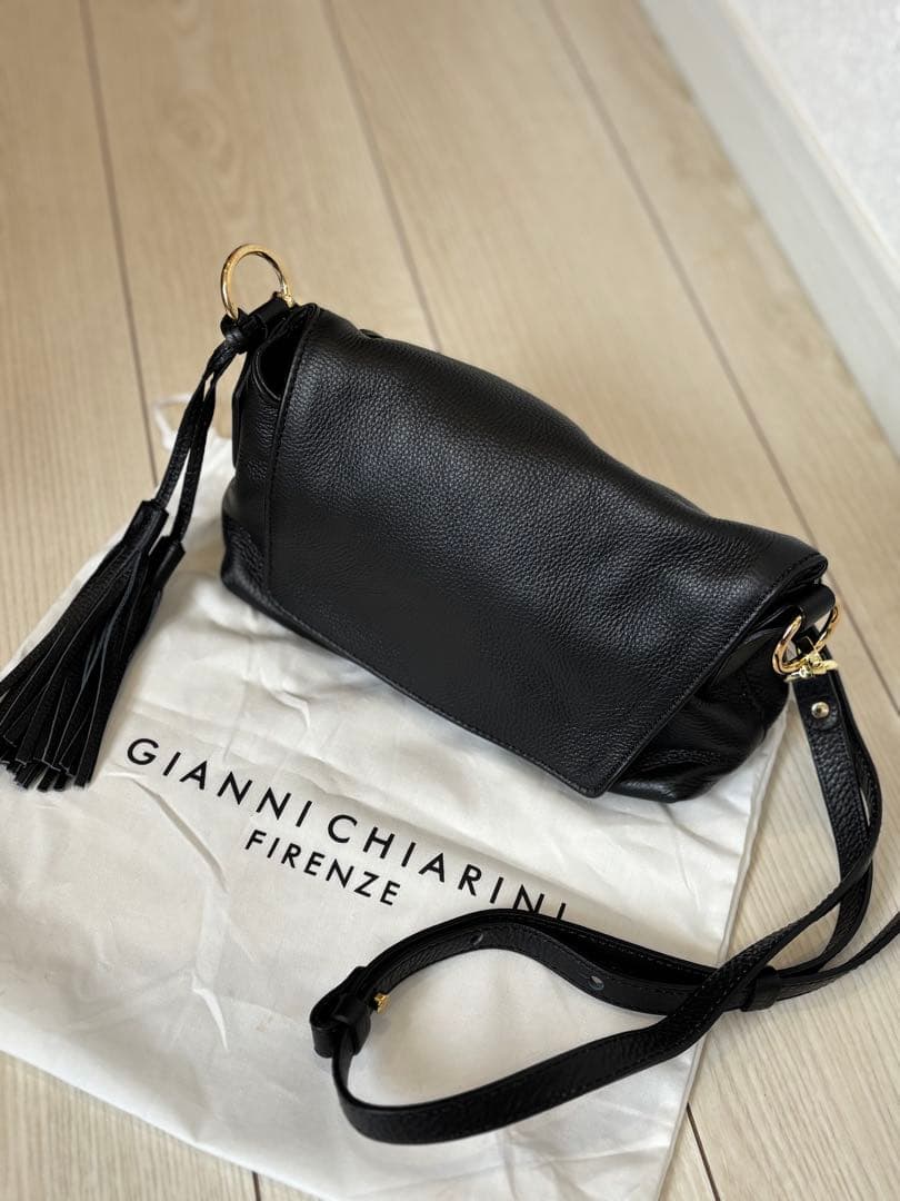 GIANNI CHIARINI 新品同様 ブラックレザーのショルダーバッグ