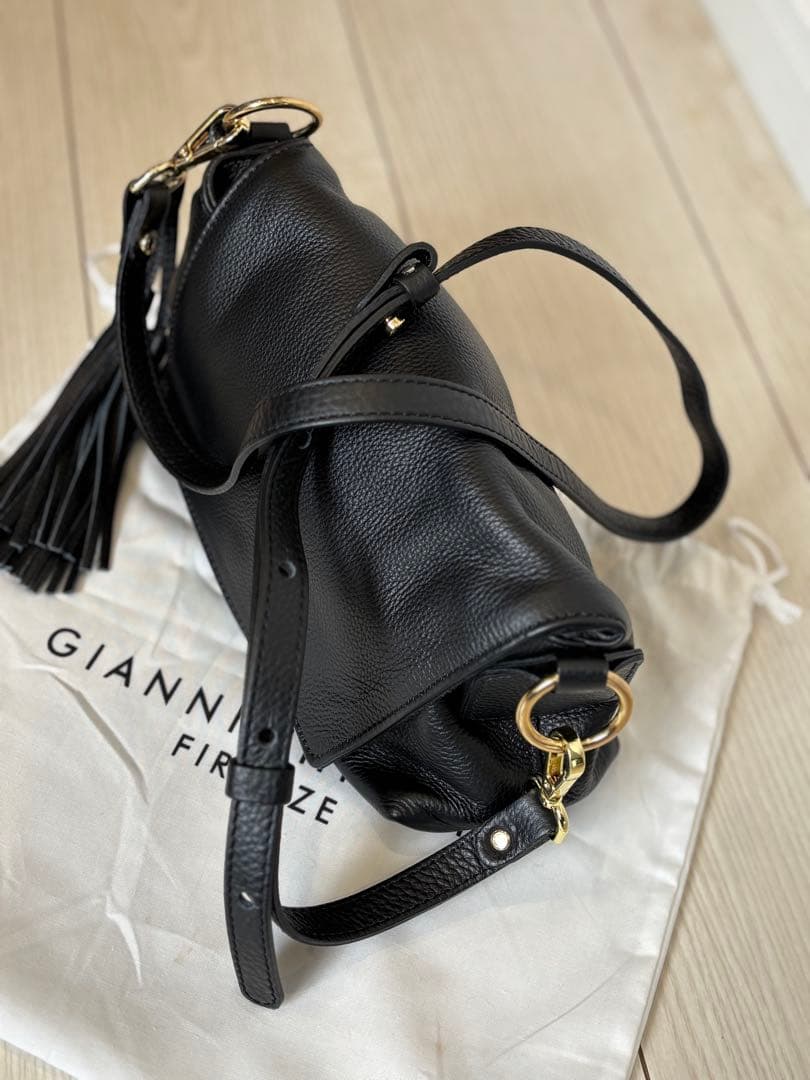 GIANNI CHIARINI 新品同様 ブラックレザーのショルダーバッグ