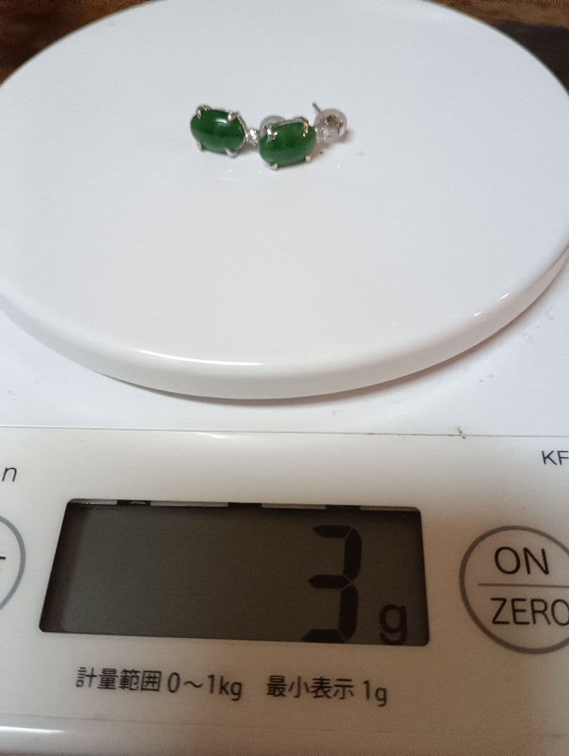 K18WG緑色ストーンのペンダントとPT900スタッドピアスセット