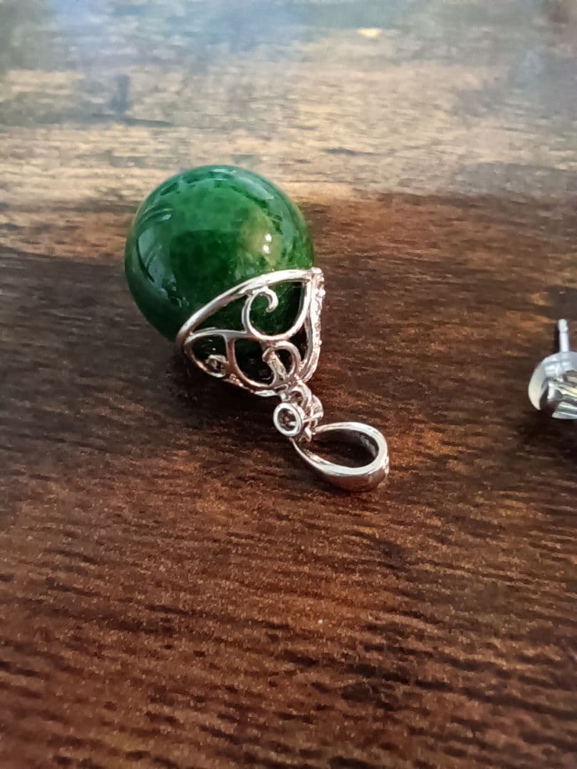 K18WG緑色ストーンのペンダントとPT900スタッドピアスセット