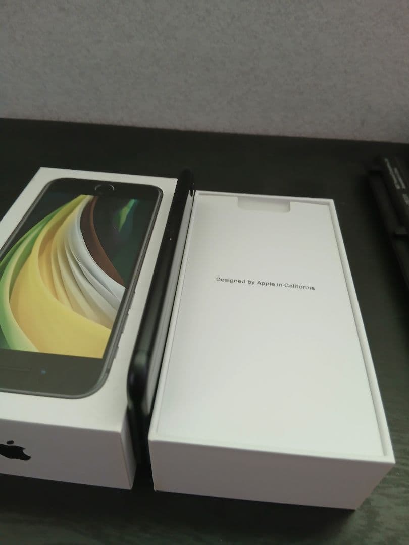 iPhone se 第2世代 64GB ブラック　(未使用イヤホン付)