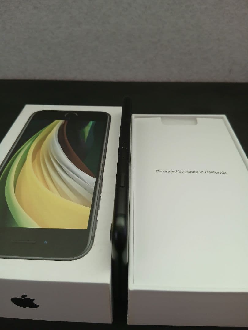 iPhone se 第2世代 64GB ブラック　(未使用イヤホン付)