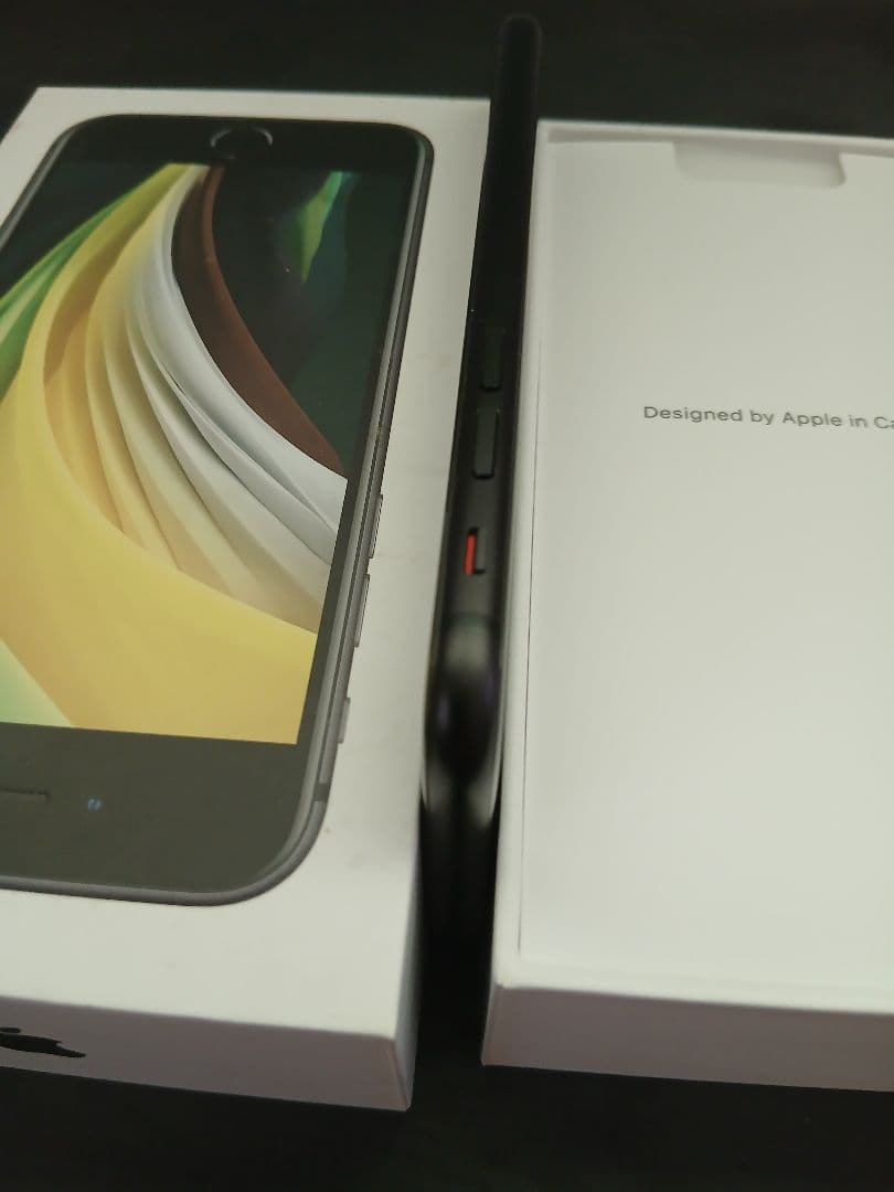 iPhone se 第2世代 64GB ブラック　(未使用イヤホン付)