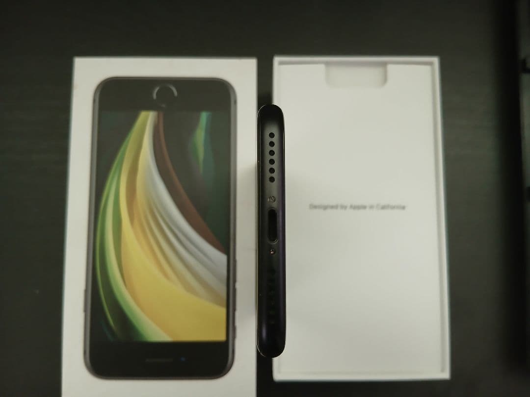 iPhone se 第2世代 64GB ブラック　(未使用イヤホン付)