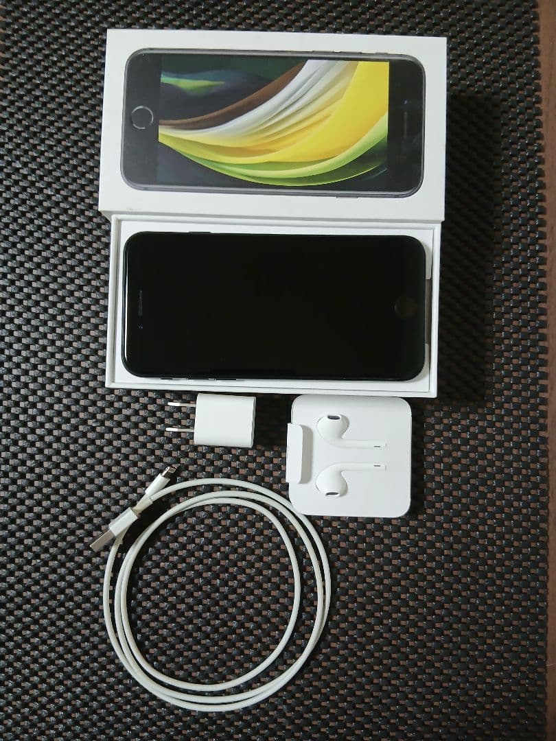iPhone se 第2世代 64GB ブラック　(未使用イヤホン付)