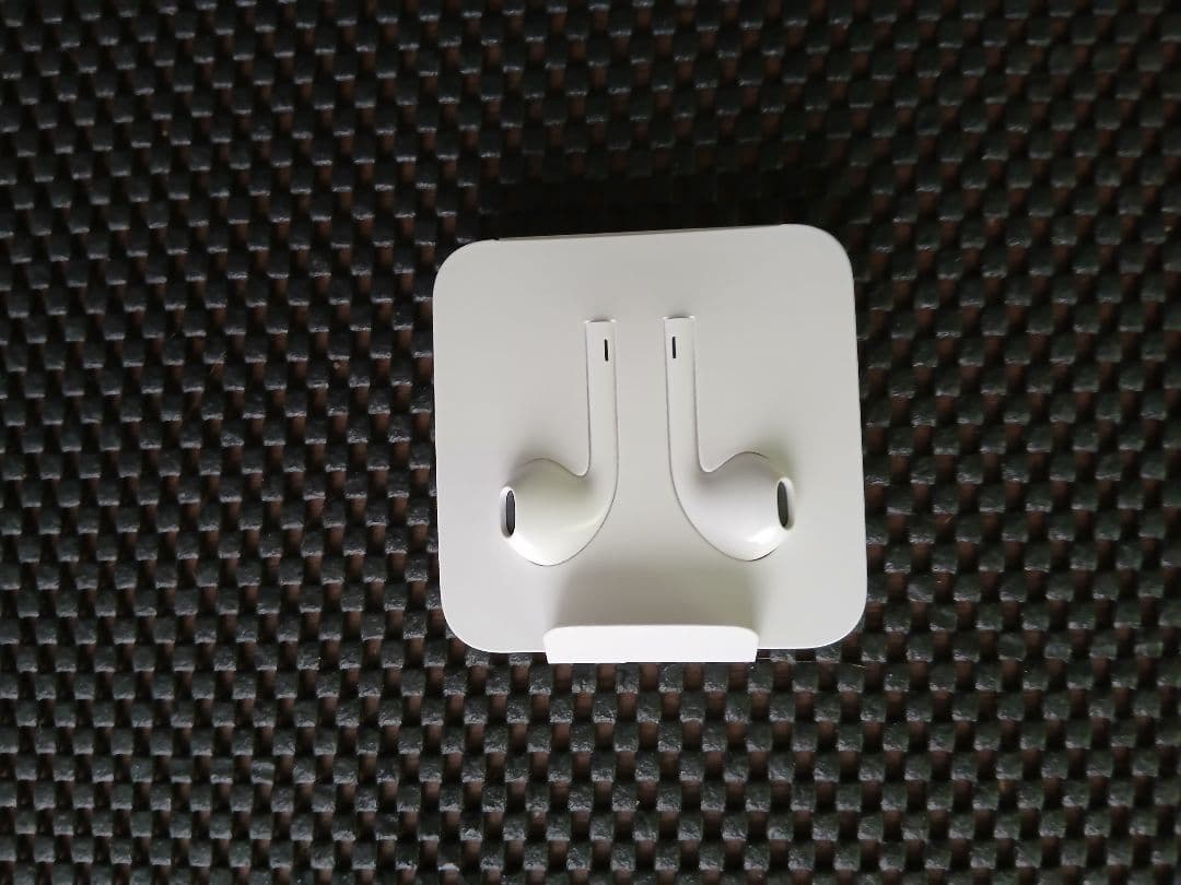 iPhone se 第2世代 64GB ブラック　(未使用イヤホン付)