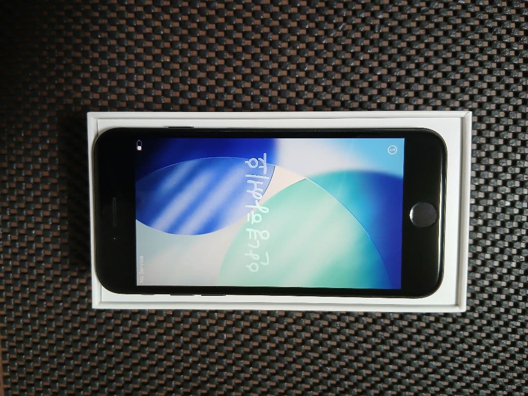 iPhone se 第2世代 64GB ブラック　(未使用イヤホン付)