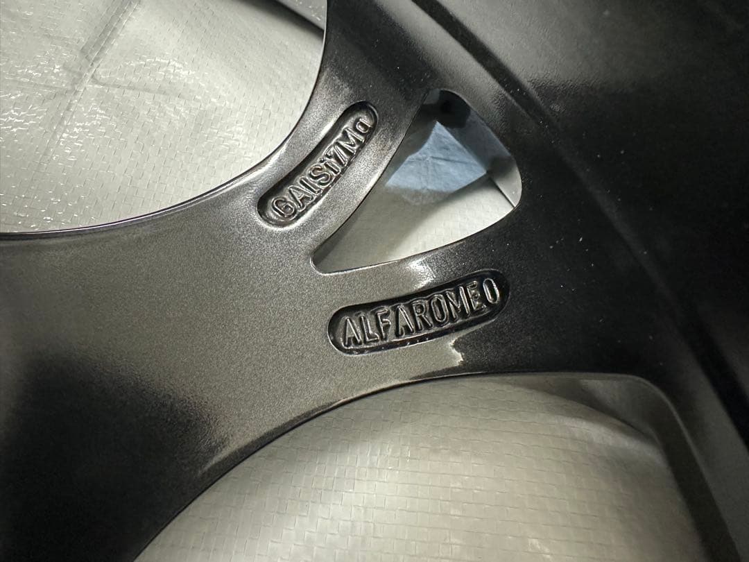 【4本購入必須】アルファロメオジュリエッタ18インチ純正アルミホイール(1/4)