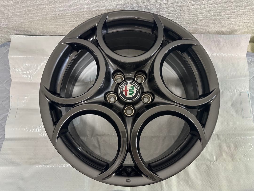 【4本購入必須】アルファロメオジュリエッタ18インチ純正アルミホイール(1/4)