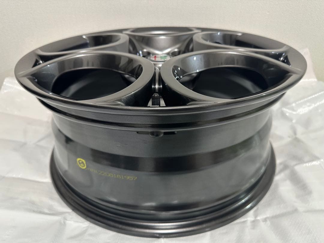 【4本購入必須】アルファロメオジュリエッタ18インチ純正アルミホイール(1/4)