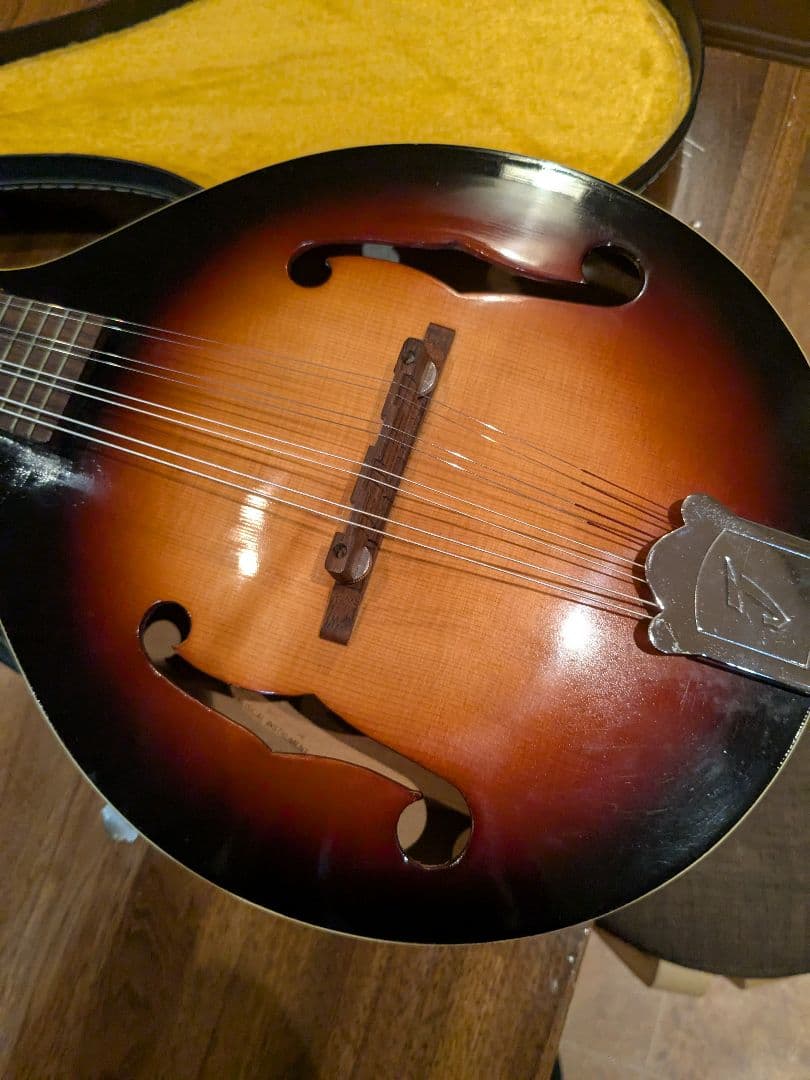 JUMBOマンドリン サンバースト ハードケース付き