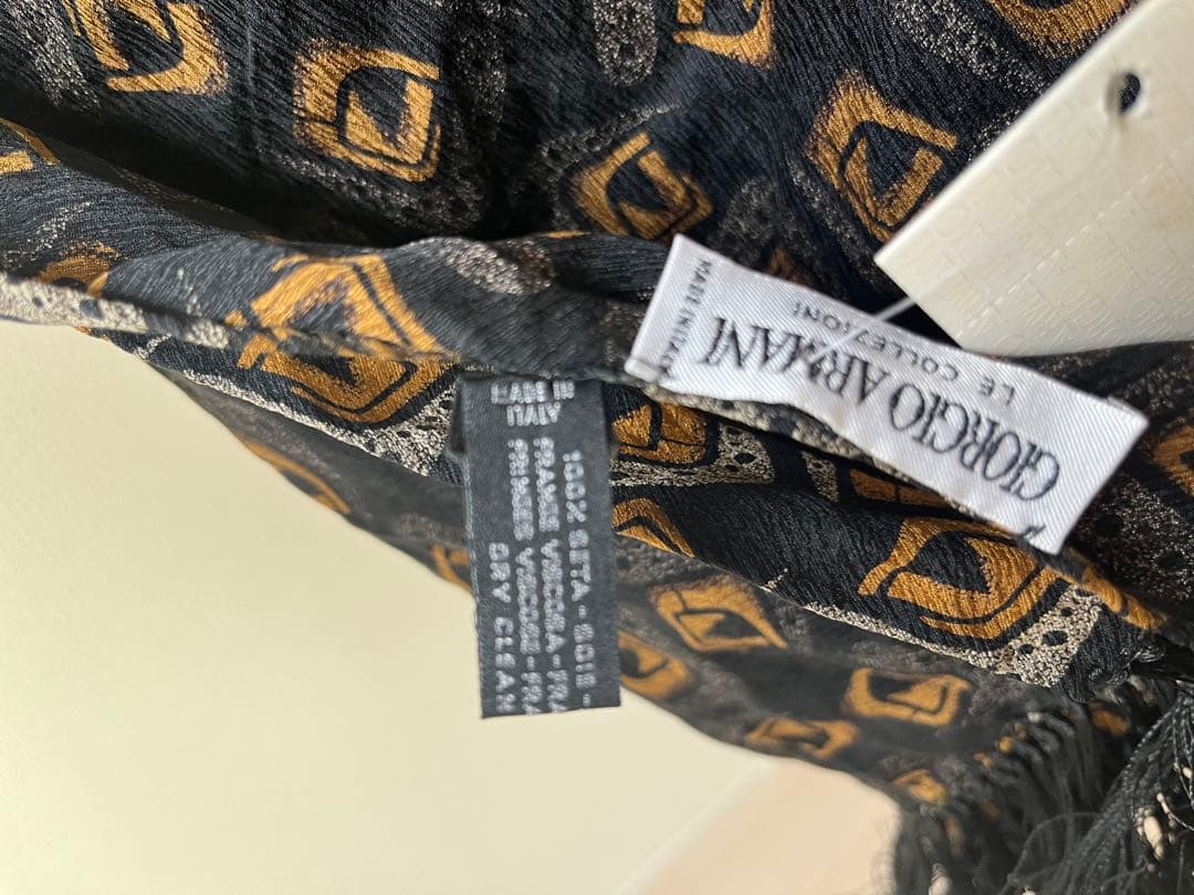 【新品】Giorgio Armani 幾何学模様　100%シルクストール