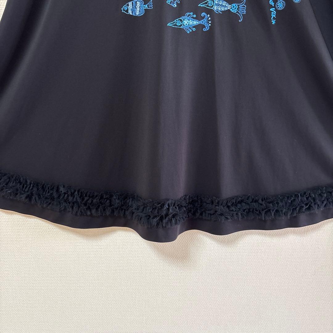 『未使用に近い』⭐️トクコプルミエヴォル⭐️黒地に魚刺繍ラグラン裾フリルチュニック❣️