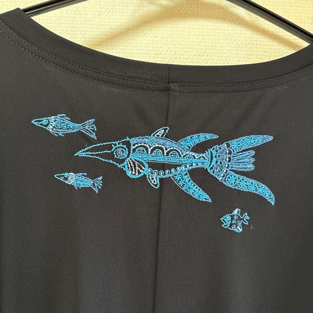 『未使用に近い』⭐️トクコプルミエヴォル⭐️黒地に魚刺繍ラグラン裾フリルチュニック❣️