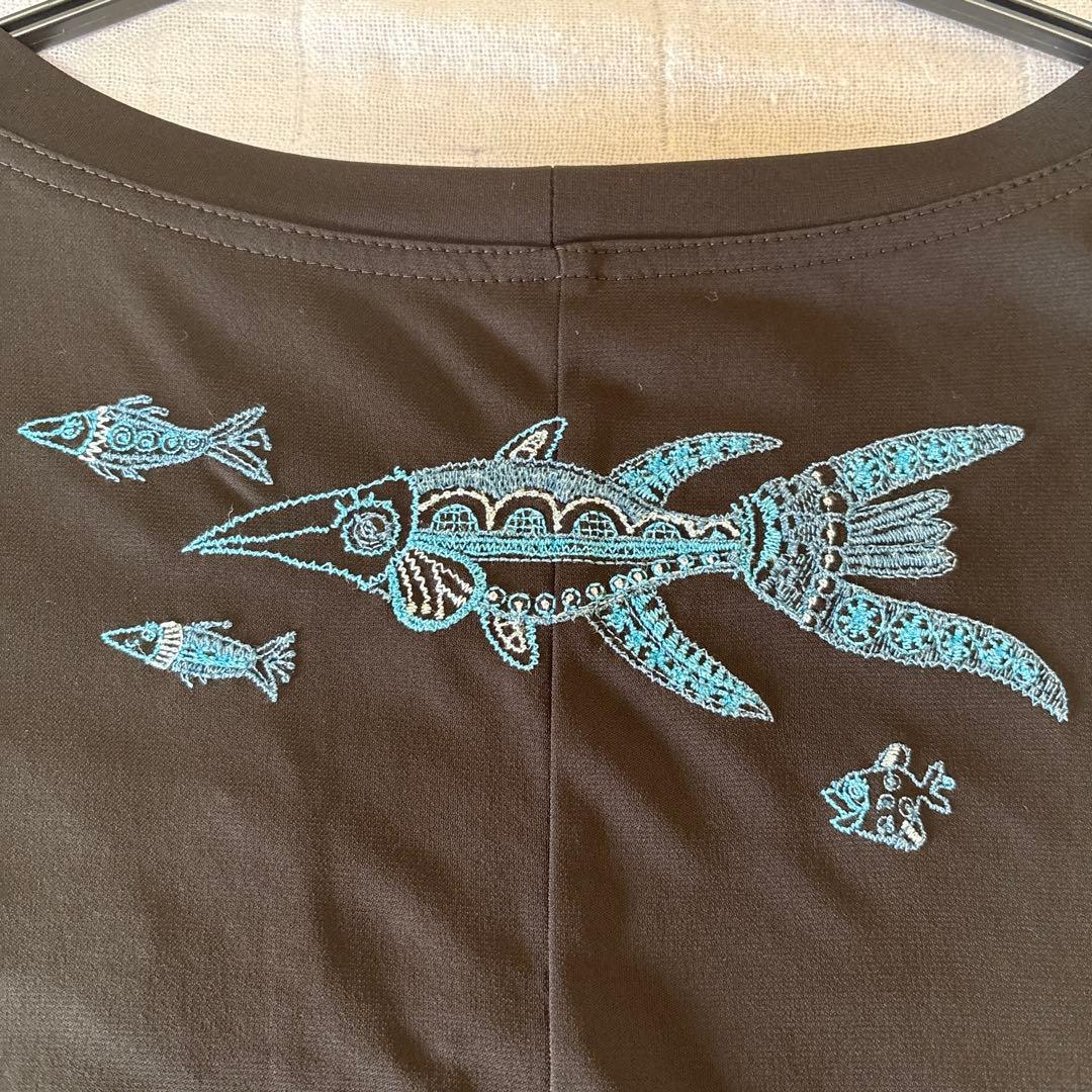 『未使用に近い』⭐️トクコプルミエヴォル⭐️黒地に魚刺繍ラグラン裾フリルチュニック❣️