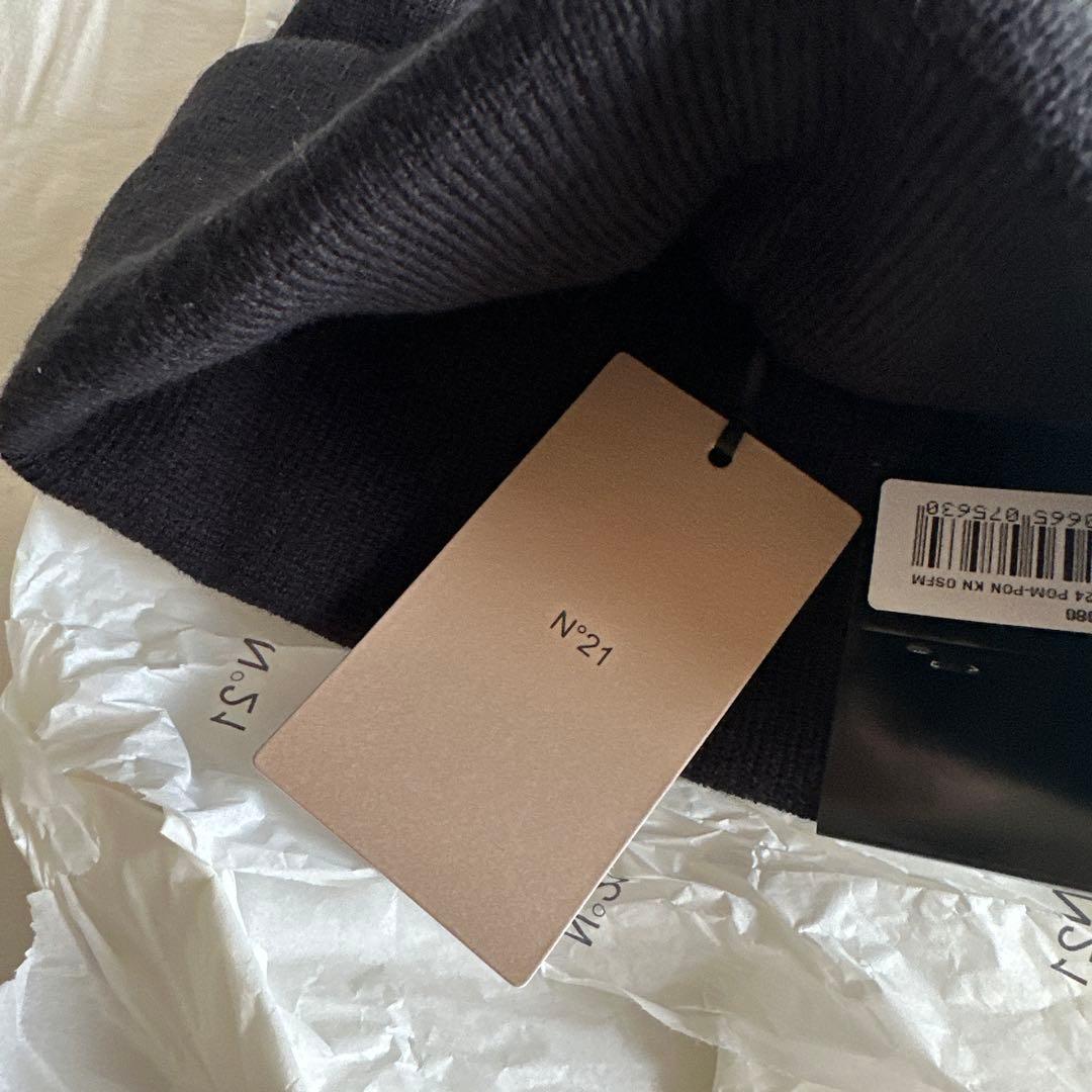 N°21 ブラック ニット帽 ポンポン付き