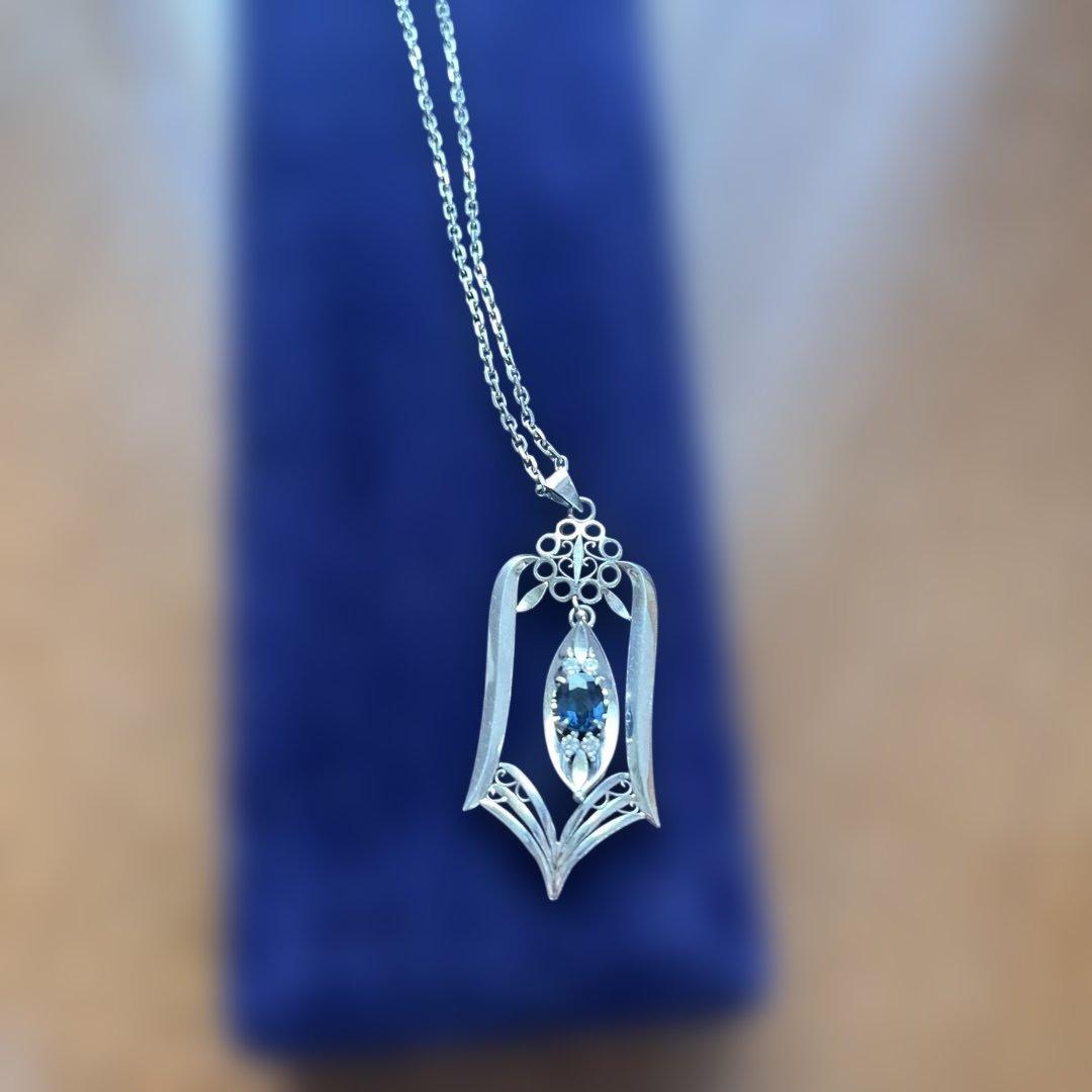 半*い様 シルバーペンダントネックレス 青色ストー５０年前　名前彫ってあります。