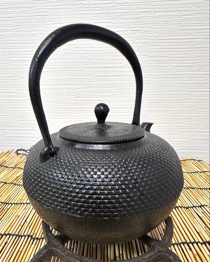 未使用品、供箱付 南部虎山工房前田知行造　１２型　南部鉄瓶　南部鉄器　鉄瓶