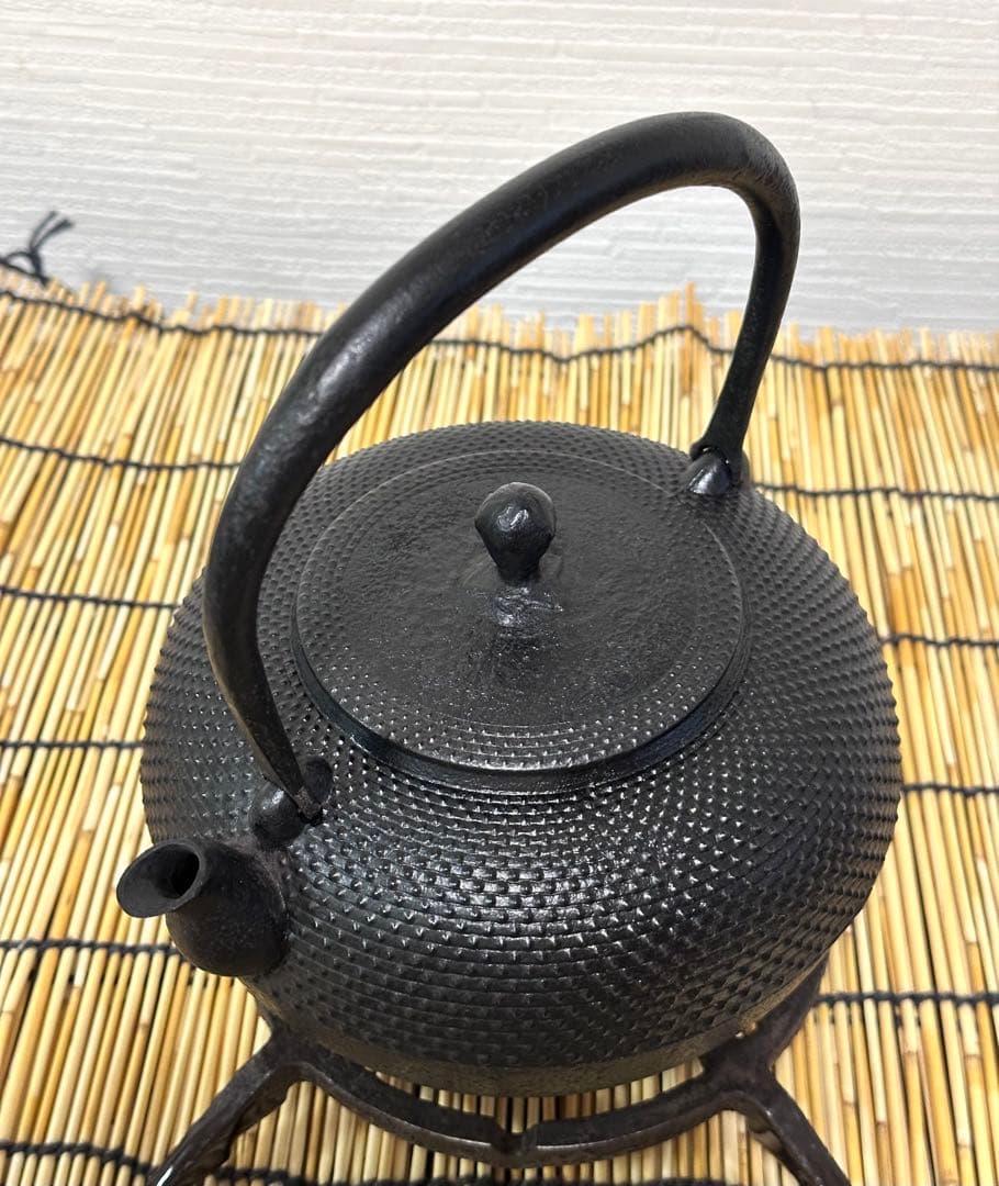 未使用品、供箱付 南部虎山工房前田知行造　１２型　南部鉄瓶　南部鉄器　鉄瓶