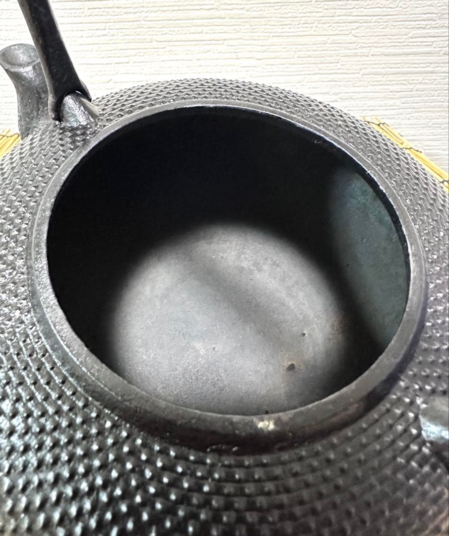 未使用品、供箱付 南部虎山工房前田知行造　１２型　南部鉄瓶　南部鉄器　鉄瓶