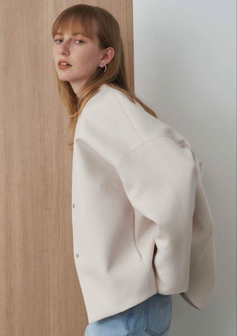 フォルムショートコート ベージュ