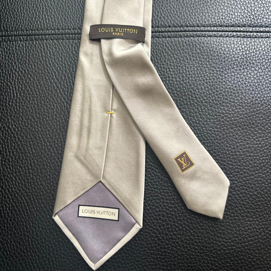 Louis Vuitton シルバー 無地 ネクタイ