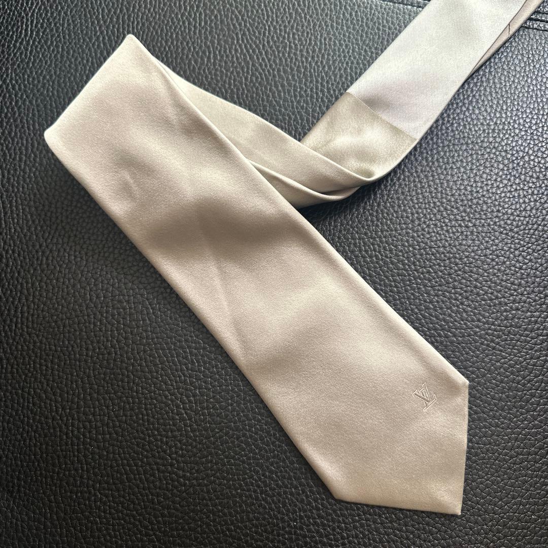 Louis Vuitton シルバー 無地 ネクタイ